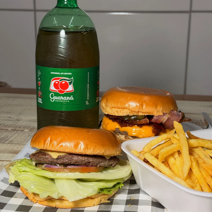 Combo com dois hambúrgueres, porção de batata frita e guaraná de 1,5 litro