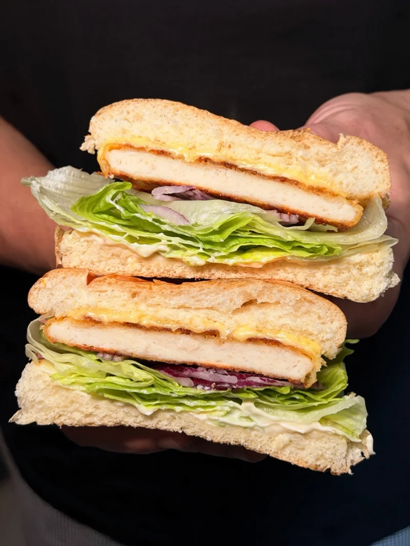 Hambúrguer cortado ao meio, mostrando o recheio